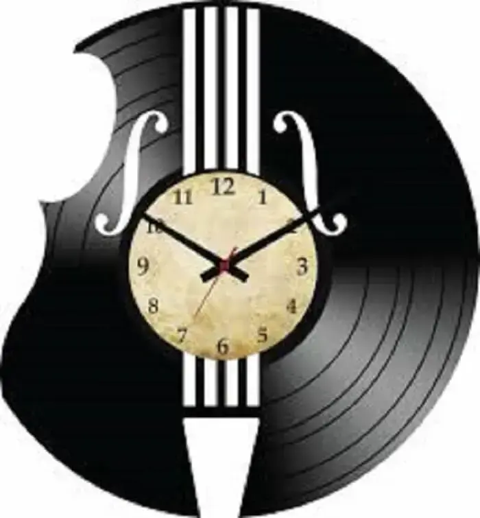 Relógio de parede feito com disco de vinil simula um instrumento musical Relógio de parede feito com disco de vinil simula um instrumento musical