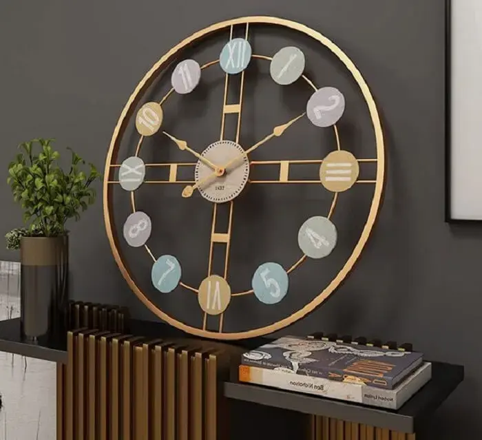 Relógio de parede com design retrô e estrutura metálica Relógio de parede com design retrô e estrutura metálica