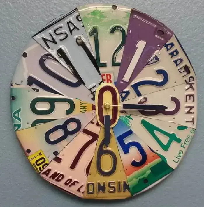 Relógio de parede feita com placas metálicas Relógio de parede feita com placas metálicas