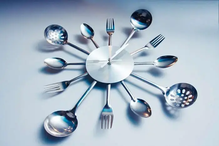 Relógio de parede feito com talheres é uma excelente peça para decorar cozinhas Relógio de parede feito com talheres é uma excelente peça para decorar cozinhas
