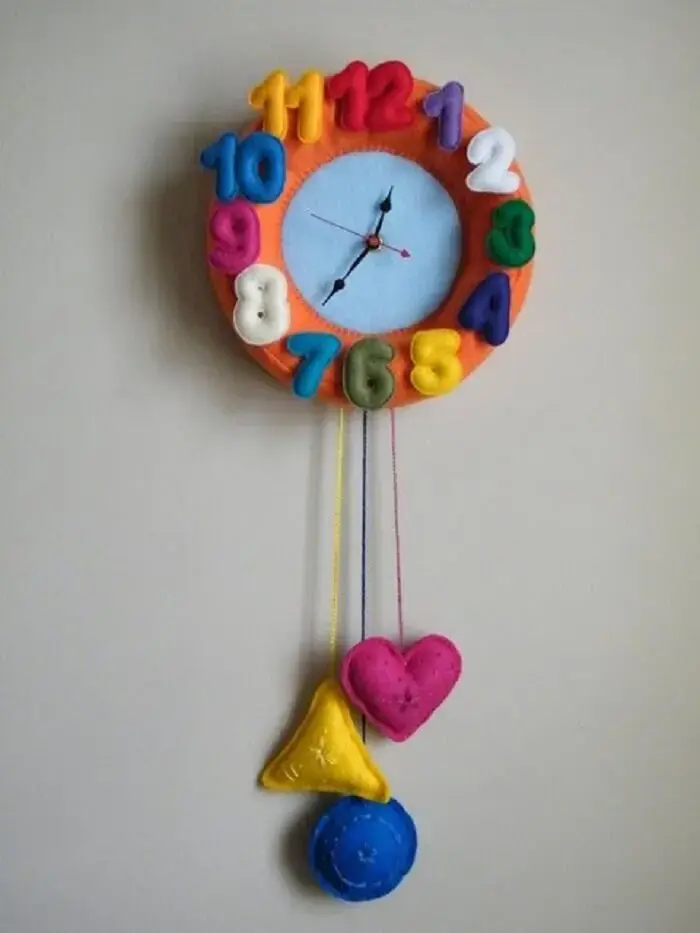 Relógio de parede feito de feltro encanta a decoração do quarto das crianças Relógio de parede feito de feltro encanta a decoração do quarto das crianças
