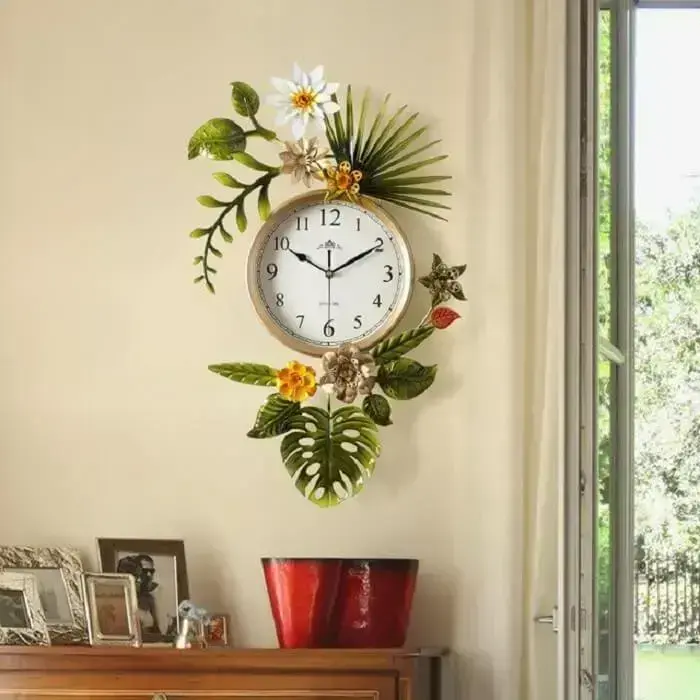 Relógio de parede feito em metal com detalhes florais Relógio de parede feito em metal com detalhes florais