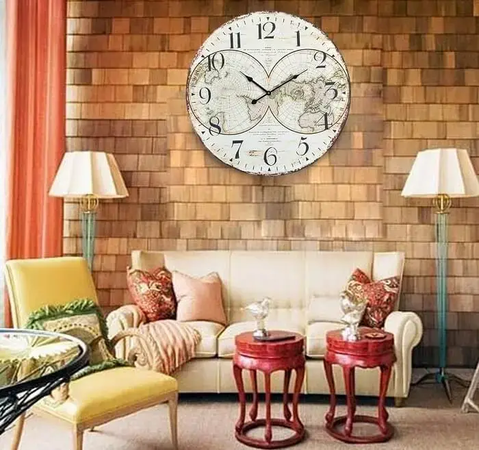 Sala de estar com relógio de parede retrô feito em madeira Sala de estar com relógio de parede retrô feito em madeira