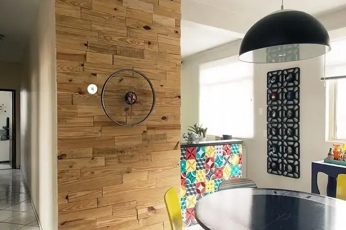 Sala de jantar com relógio de parede feito com aro de bicicleta Sala de jantar com relógio de parede feito com aro de bicicleta
