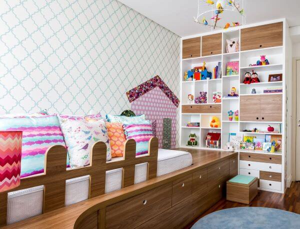 Decoração de quarto infantil com estante para brinquedos