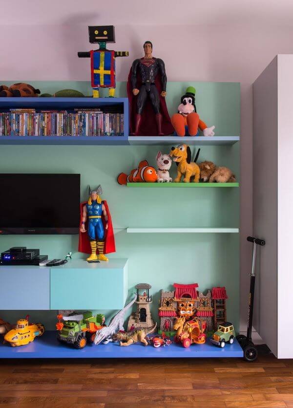 Quarto para menino com estante para brinquedos