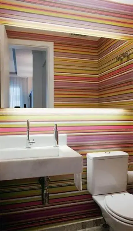 papel de parede listrado horizontal colorido para decoração de lavabo papel de parede listrado horizontal colorido para decoração de lavabo Foto Pinterest