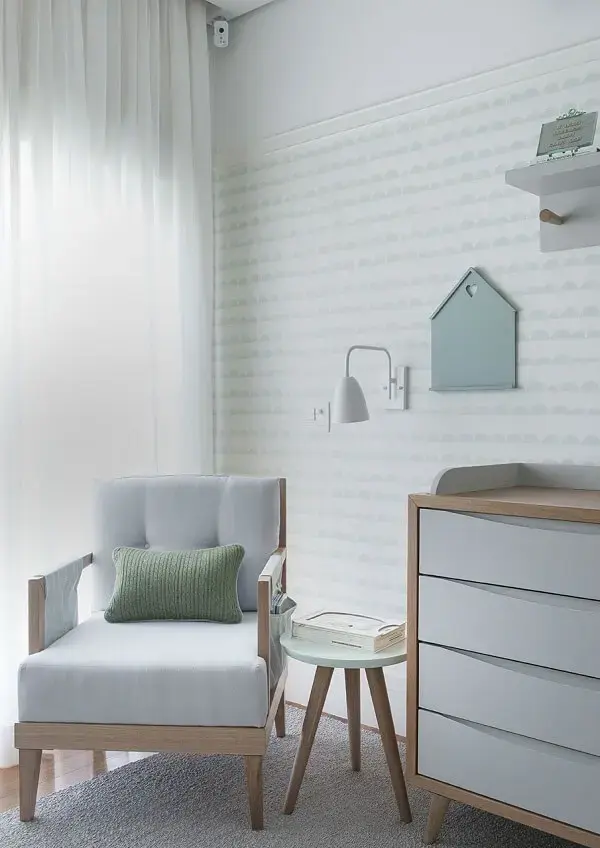 A poltrona cinza de amamentação se harmonizou com o design da cômoda A poltrona cinza de amamentação se harmonizou com o design da cômoda