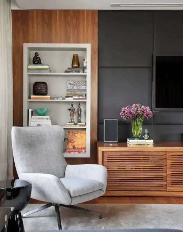 A poltrona cinza trouxe neutralidade para a decoração da sala de estar A poltrona cinza trouxe neutralidade para a decoração da sala de estar