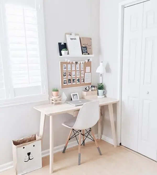 Decoração minimalista com mini quadro de cortiça na parede