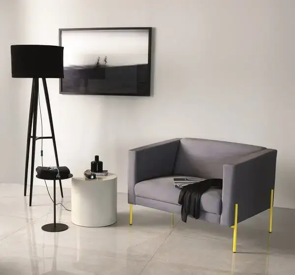 Poltrona cinza com pés amarelo Poltrona cinza com pés amarelo