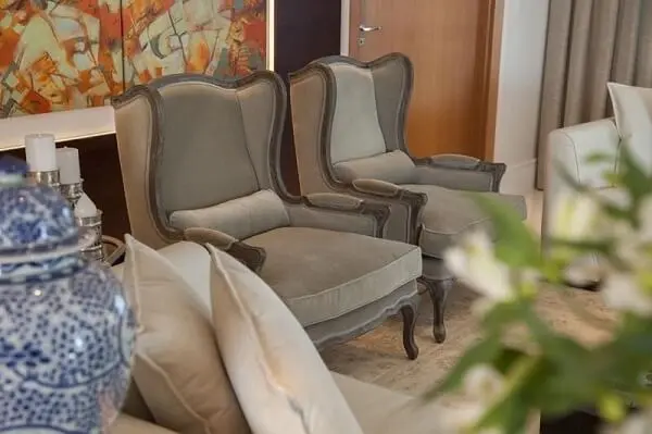 Poltrona cinza com pés de madeira encanta a decoração da sala de estar Poltrona cinza com pés de madeira encanta a decoração da sala de estar