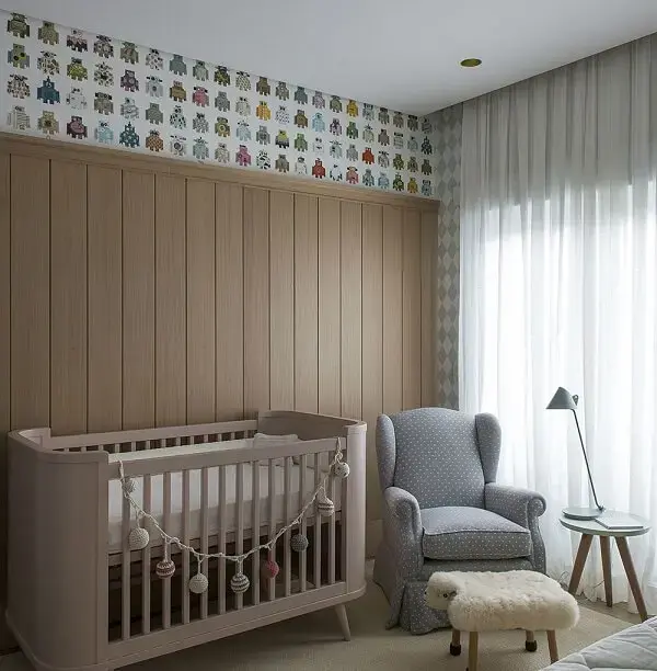 Quarto de bebê com berço rose e poltrona cinza estampada Quarto de bebê com berço rose e poltrona cinza estampada