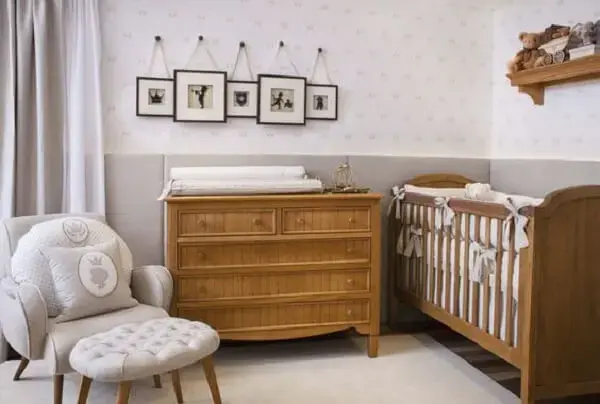 Quarto de bebê decorado com berço de madeira e poltrona amamentação cinza Quarto de bebê decorado com berço de madeira e poltrona amamentação cinza