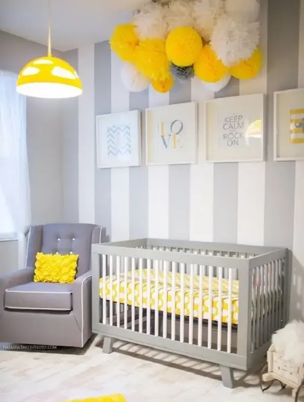 Quarto de bebê decorado com papel de parede listrado e poltrona cinza Quarto de bebê decorado com papel de parede listrado e poltrona cinza