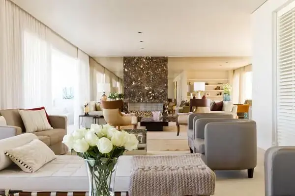 Sala de estar ampla com recamier e poltrona cinza Sala de estar ampla com recamier e poltrona cinza