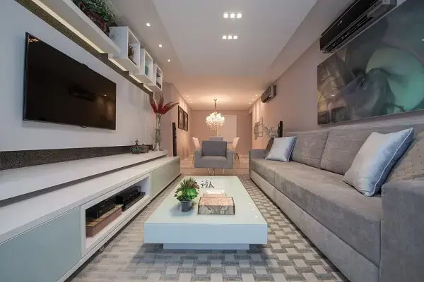 Sala de estar decorada com tapete geométrico, sofá e poltrona cinza Sala de estar decorada com tapete geométrico, sofá e poltrona cinza