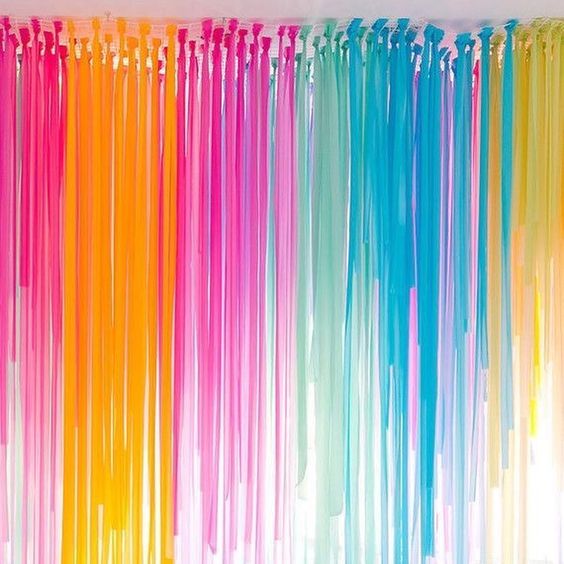 Degradê de cores na cortina de papel crepom