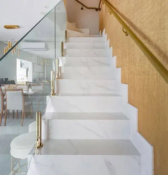 Escada de mármore - casa com corrimão dourado Escada de mármore - casa com corrimão dourado
