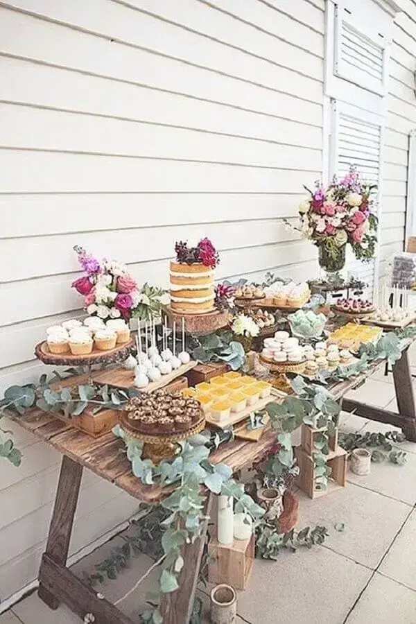 decoração rústica com flores coloridas e folhagens para festa de aniversário de casamento Foto Wedding Forward
