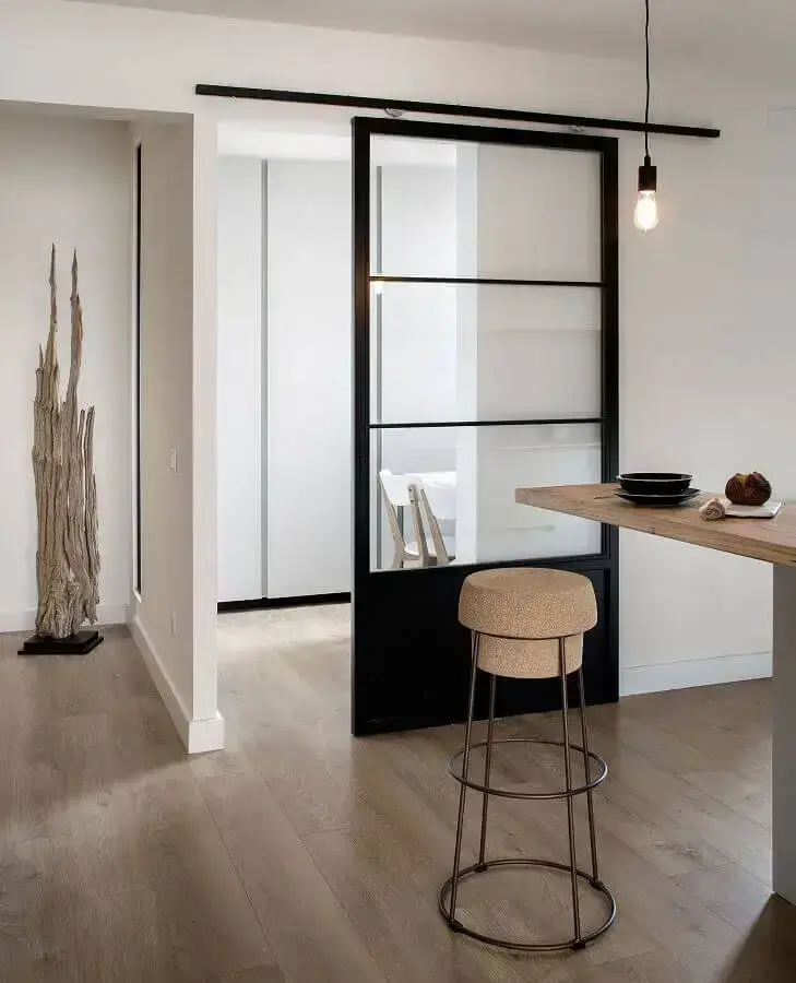decoração minimalista com porta de ferro de correr decoração minimalista com porta de ferro de correr Foto Tanner Garner