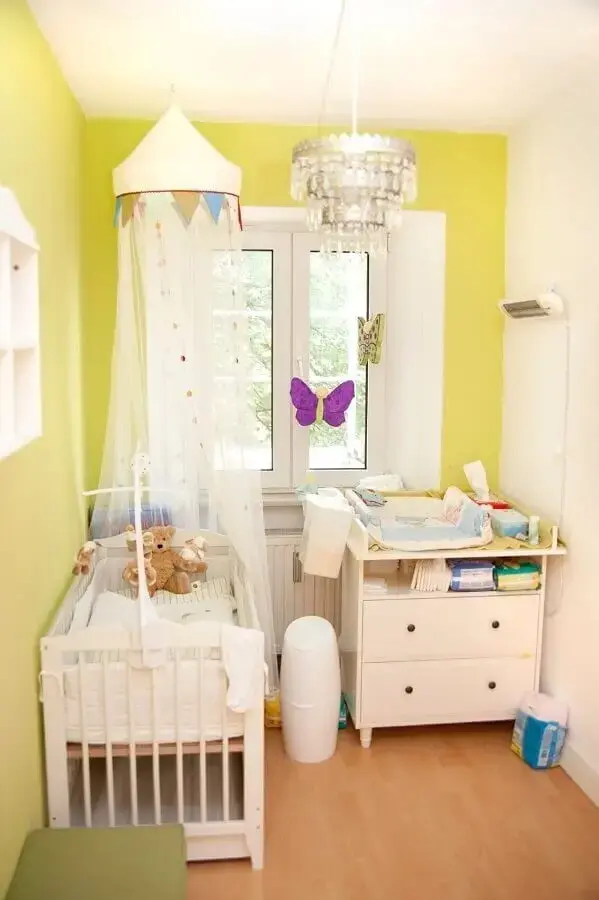 quarto de bebê amarelo e branco com decoração simples Foto Vintage Decor