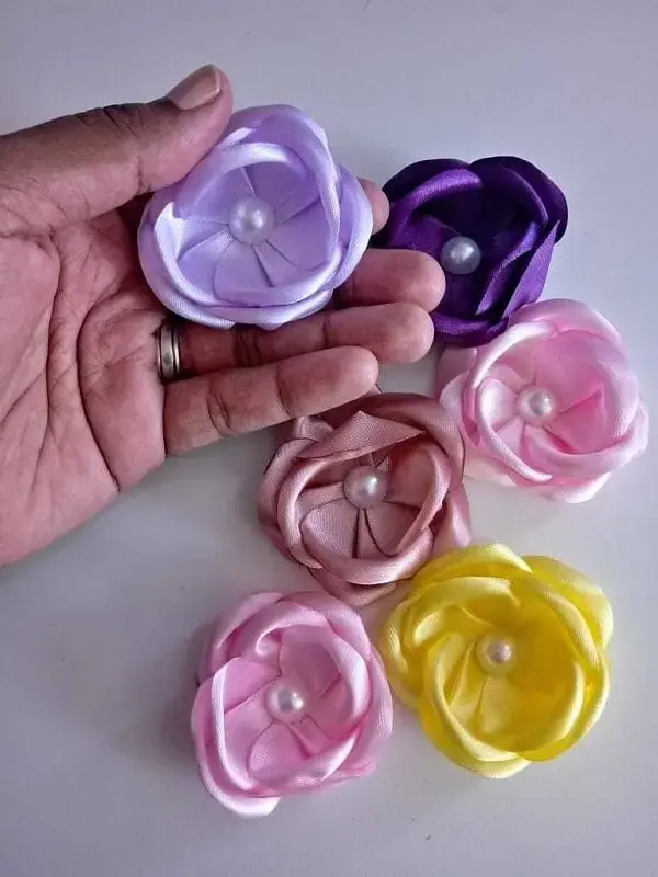 Flor de cetim com pérolas Flor de cetim com pérolas