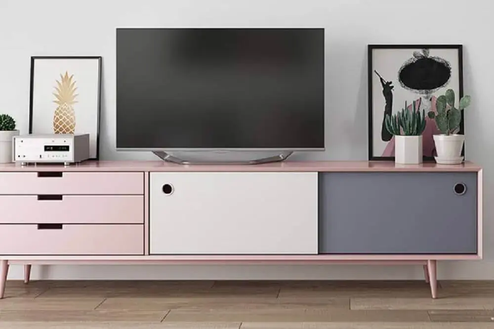 Para uma decoração minimalista escolha um rack retrô colorido