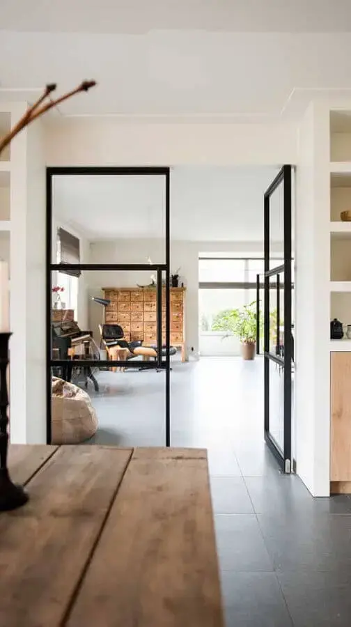 decoração minimalista com porta francesa de vidro Foto Archello