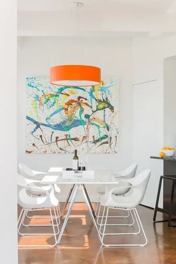 decoração minimalista pra sala de jantar toda branca com quadros abstratos coloridos Foto Paquette Associates