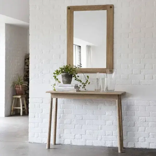 Decoração com aparador de madeira minimalista