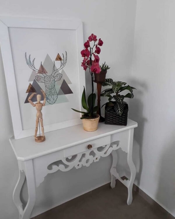 Decore o aparador branco com objetos e flores coloridas