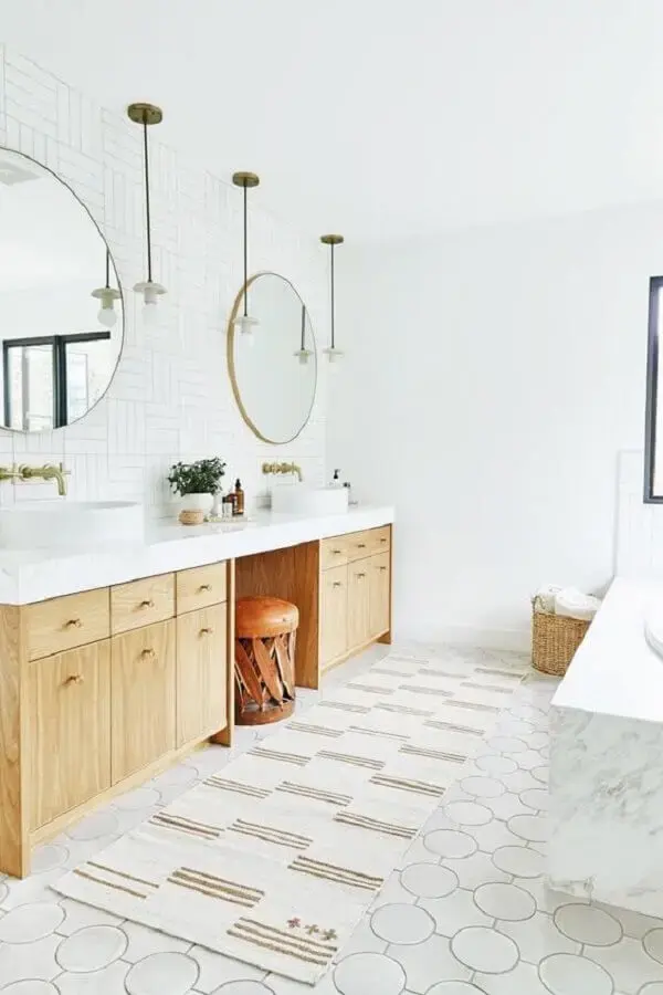 decoração clean com tapete para banheiro todo branco com gabinete de madeira decoração clean com tapete para banheiro todo branco com gabinete de madeira Foto Samantha Hammack