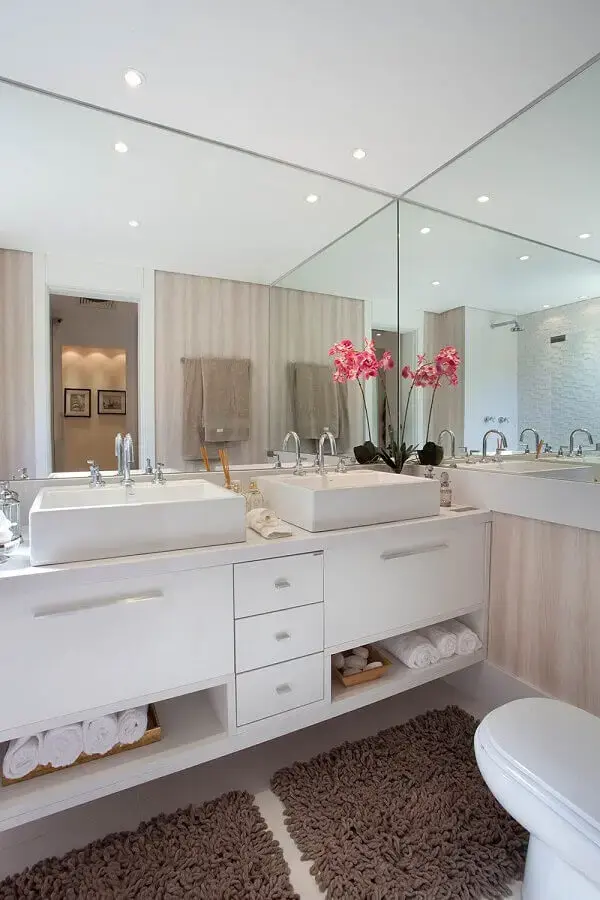 decoração com jogo de tapete para banheiro planejado todo branco decoração com jogo de tapete para banheiro planejado todo branco Foto Construindo Minha Casa Clean
