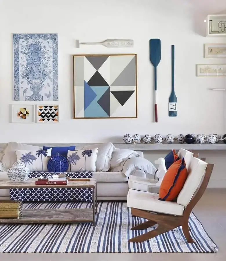 decoração com tapete listrado para sala com poltronas de madeira decoração com tapete listrado para sala com poltronas de madeira Foto HOC Arquitetura