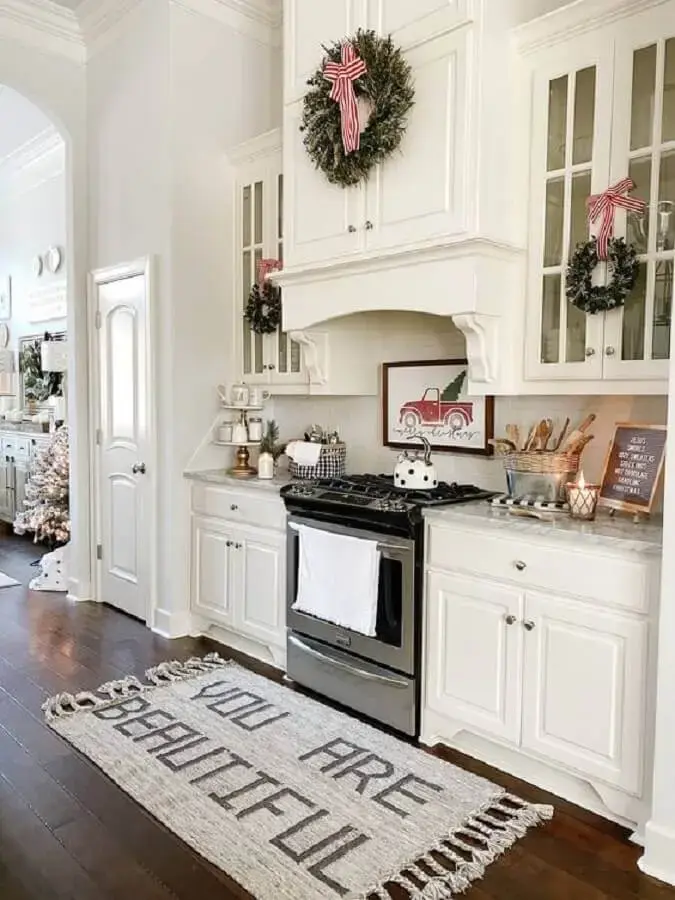 decoração com tapete para cozinha planejada toda branca com estilo clássico decoração com tapete para cozinha planejada toda branca com estilo clássico Foto Lulu & Georgia