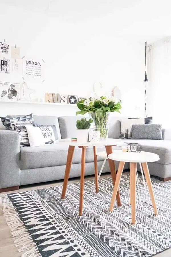 decoração com tapete para sala cinza e branca decoração com tapete para sala cinza e branca Foto We Love It
