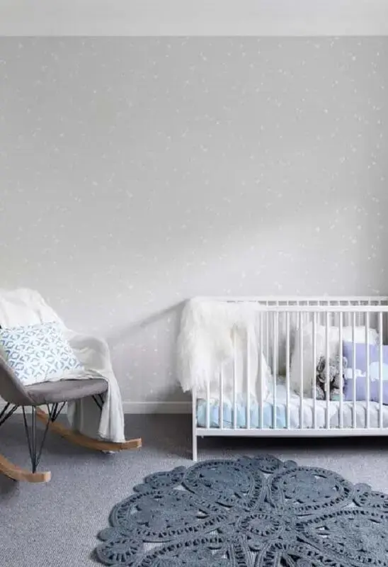 quarto de bebê cinza decorado com tapete de crochê quarto de bebê cinza decorado com tapete de crochê Foto Pinterest