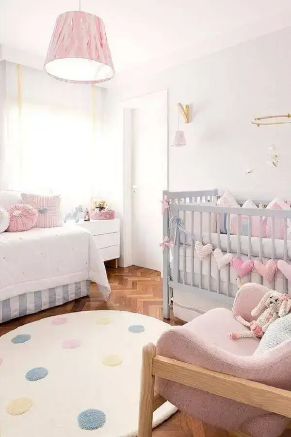 quarto de bebê decorado em tons pastéis com tapete redondo quarto de bebê decorado em tons pastéis com tapete redondo Foto Pinterest