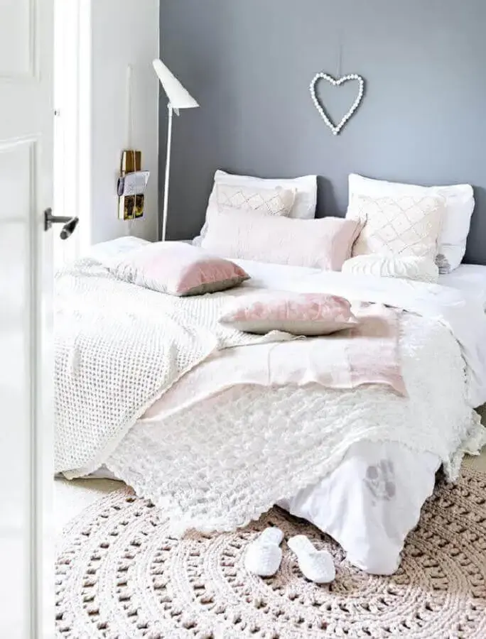 quarto de casal decorado com tapete redondo de crochê quarto de casal decorado com tapete redondo de crochê Foto Muito Chique