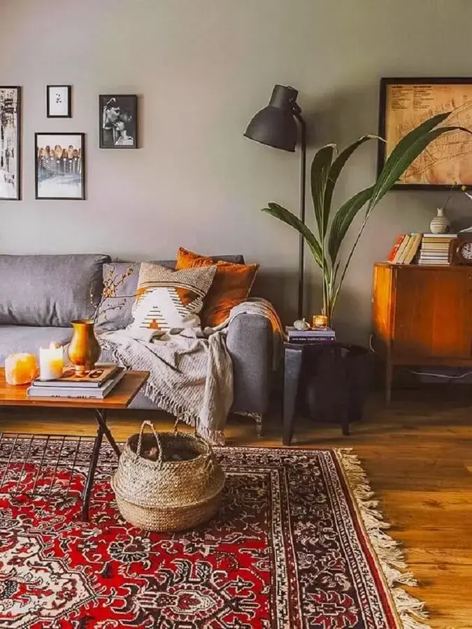 sala decorada com sofá cinza e tapete persa sala decorada com sofá cinza e tapete persa Foto A Casa Delas