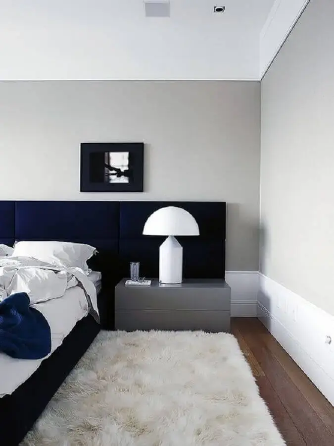tapete felpudo branco para decoração de quarto moderno com cabeceira azul marinho tapete felpudo branco para decoração de quarto moderno com cabeceira azul marinho Foto Pinterest