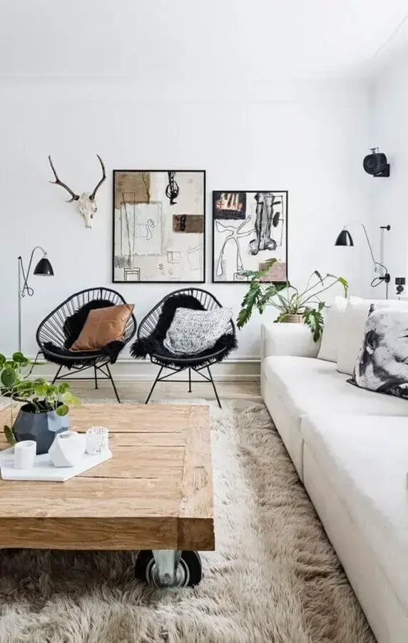 tapete felpudo para decoração de sala de jantar com sofá branco e poltronas pretas tapete felpudo para decoração de sala de jantar com sofá branco e poltronas pretas Foto Casa Vogue