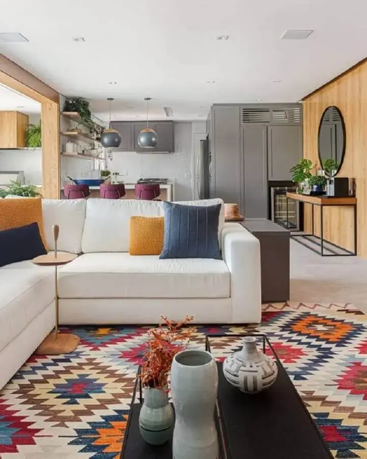 tapete geométrico colorido para decoração de sala ampla com sofá de canto branco tapete geométrico colorido para decoração de sala ampla com sofá de canto branco Foto Histórias de Casa