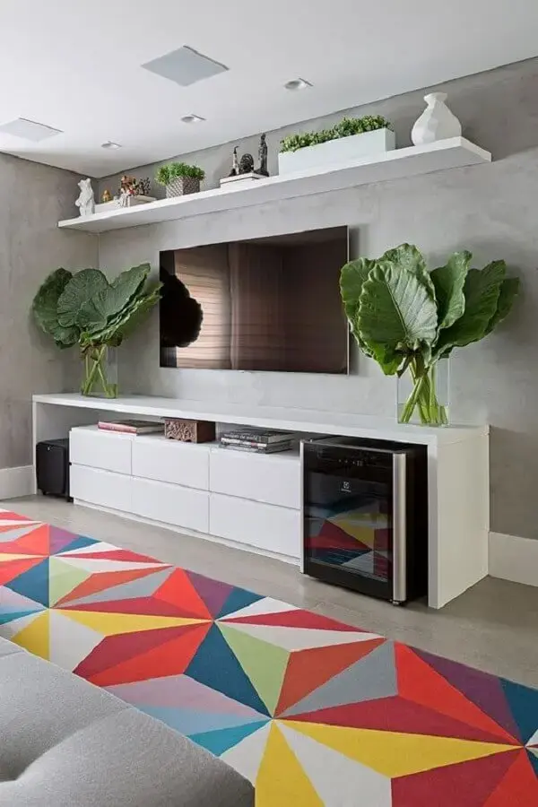 tapete geométrico colorido para decoração de sala moderna com parede de cimento queimado tapete geométrico colorido para decoração de sala moderna com parede de cimento queimado Foto Casa de Valentina