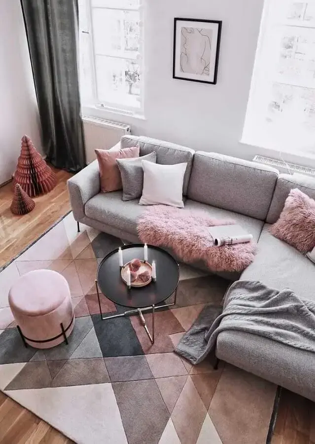 tapete geométrico em tons pastéis para sala decorada com sofá cinza de canto tapete geométrico em tons pastéis para sala decorada com sofá cinza de canto Foto JERA Arquitetura e Engenharia