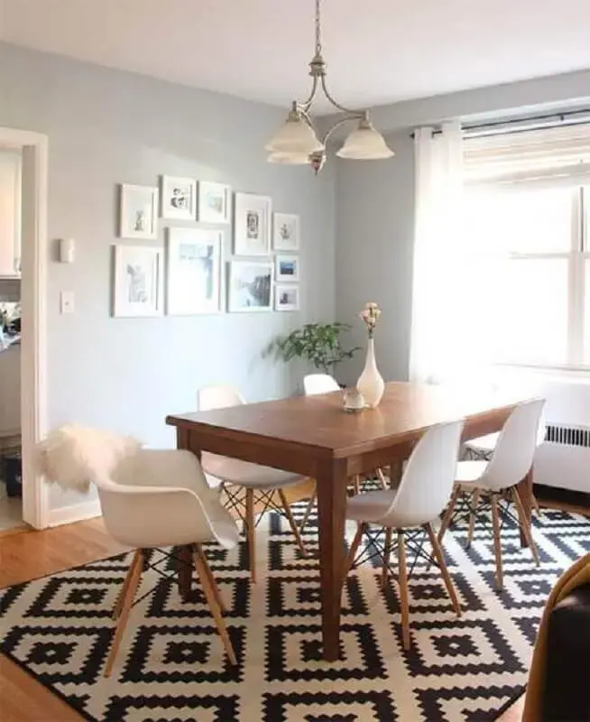 tapete geométrico preto e branco para decoração de sala de jantar tapete geométrico preto e branco para decoração de sala de jantar Foto Pinterest