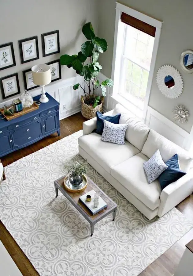 tapete para sala azul e branca com estilo clássico tapete para sala azul e branca com estilo clássico Foto JERA Arquitetura e Engenharia