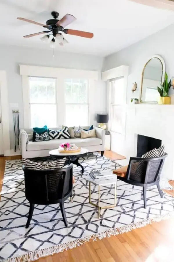 tapete para sala de estar decorada com poltrona preta e sofá branco tapete para sala de estar decorada com poltrona preta e sofá branco Foto iCasei