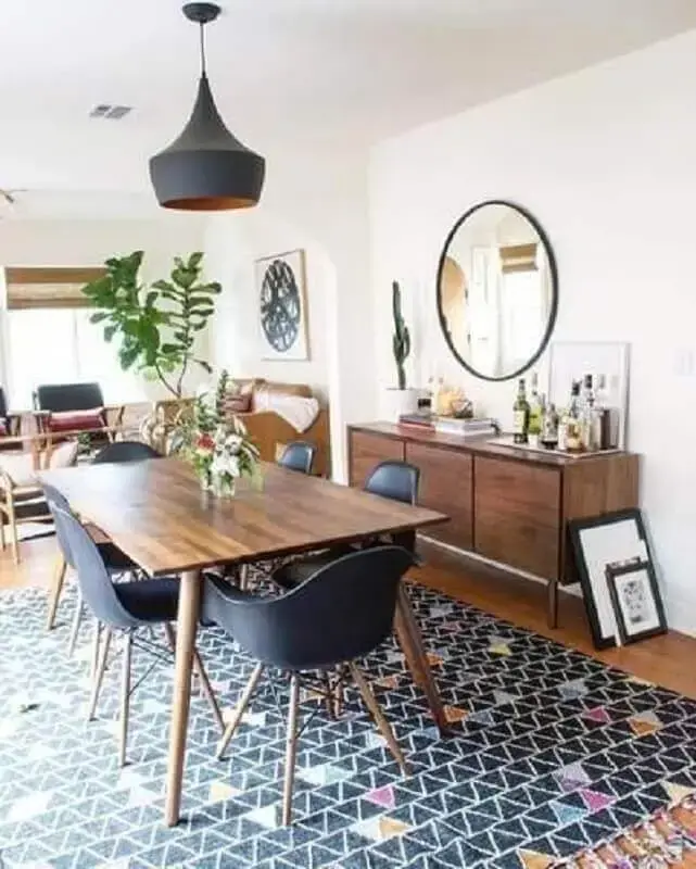 tapete para sala de jantar decorada com móveis de madeira e cadeiras pretas tapete para sala de jantar decorada com móveis de madeira e cadeiras pretas Foto Article